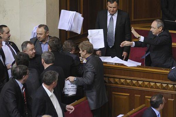 Депутаты решили начать работу с драки. ФОТО, ВИДЕО