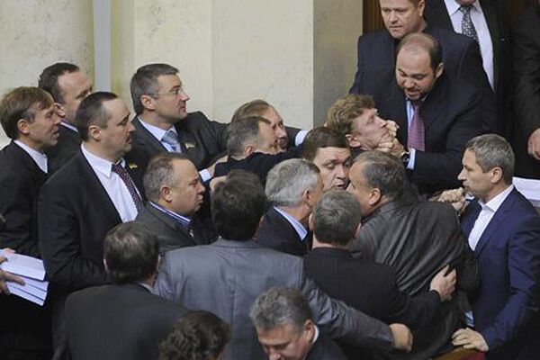 Депутаты решили начать работу с драки. ФОТО, ВИДЕО