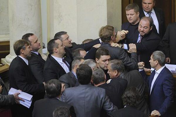 Депутаты решили начать работу с драки. ФОТО, ВИДЕО