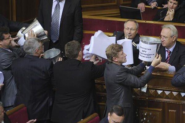 Депутаты решили начать работу с драки. ФОТО, ВИДЕО