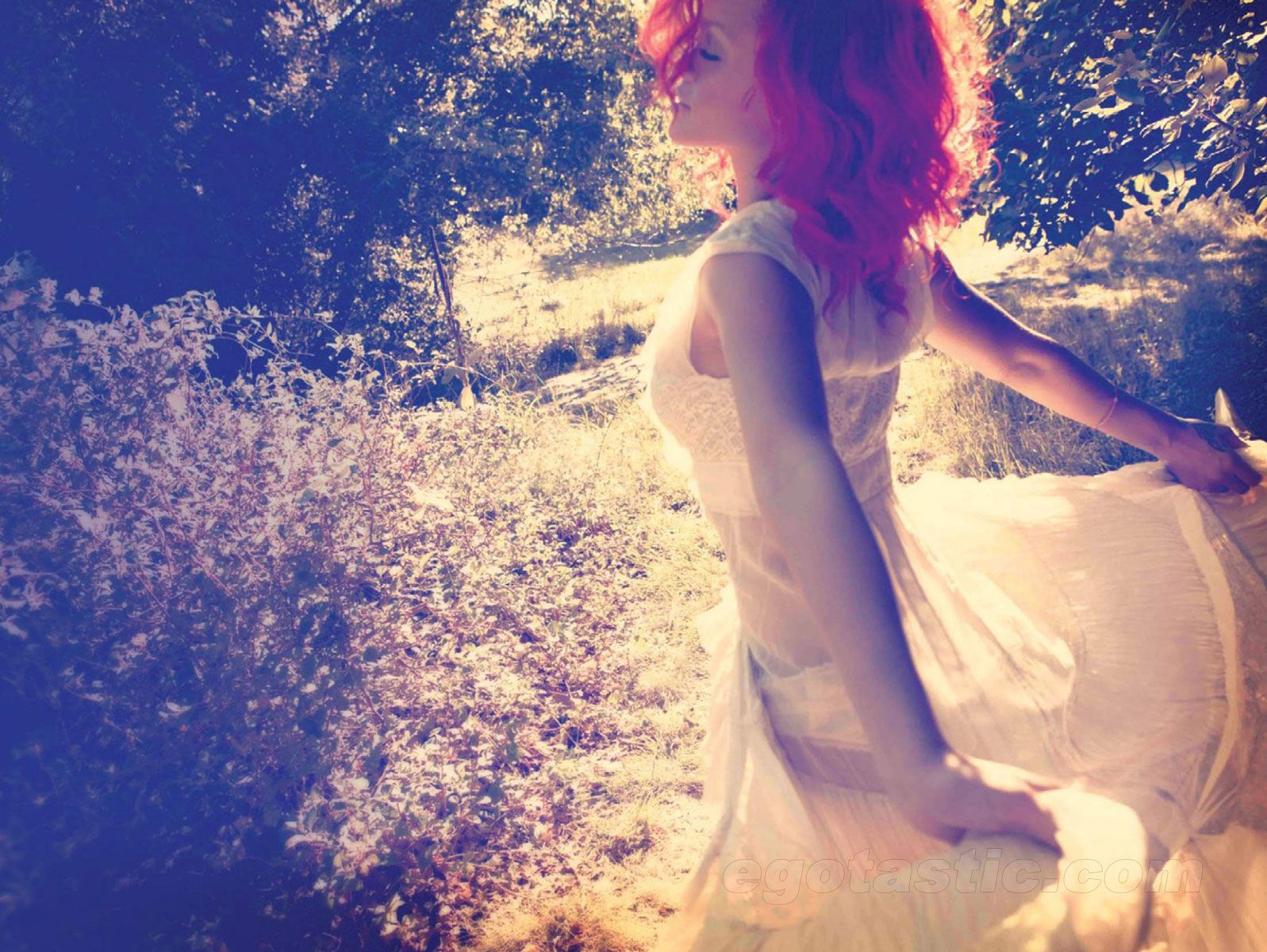 Сексуальна Рианна в Loud Album Artwork