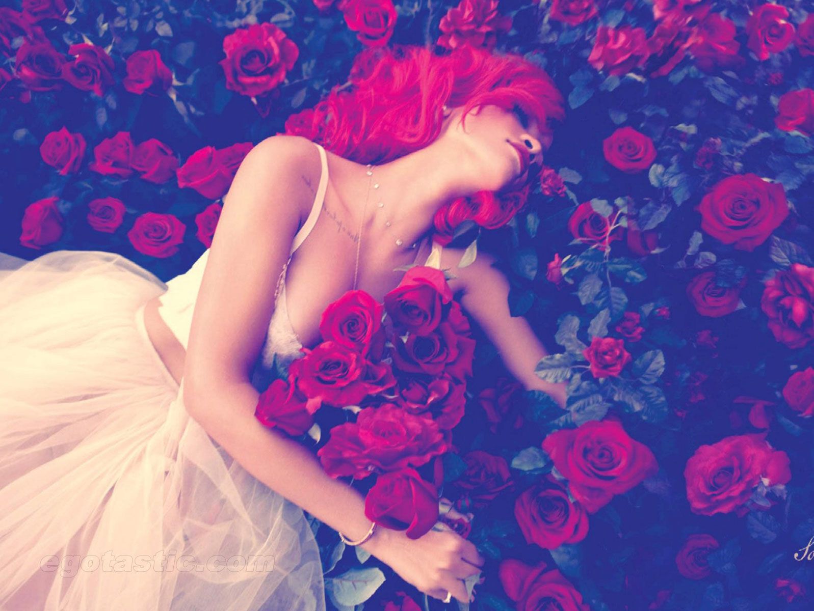 Сексуальна Рианна в Loud Album Artwork