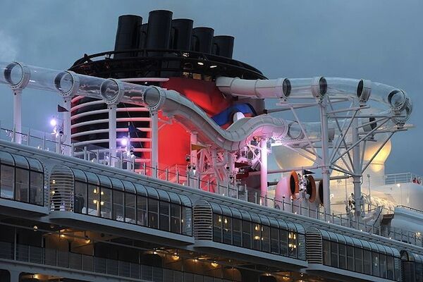 Лайнер "Disney Dream" спущений на воду в Німеччині
