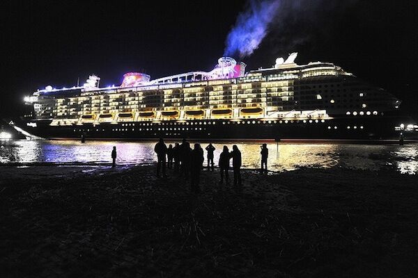 Лайнер "Disney Dream" спущений на воду в Німеччині