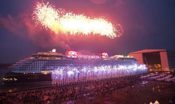Лайнер "Disney Dream" спущений на воду в Німеччині
