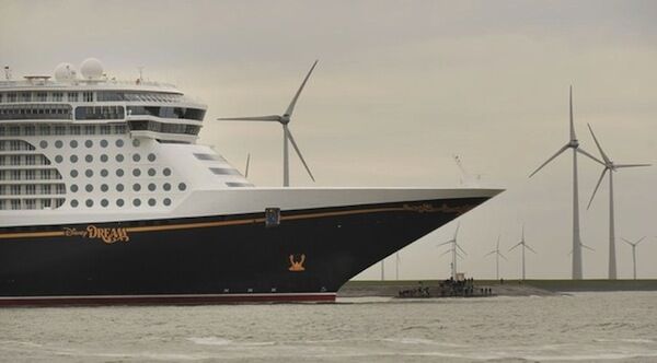 Лайнер "Disney Dream" спущений на воду в Німеччині