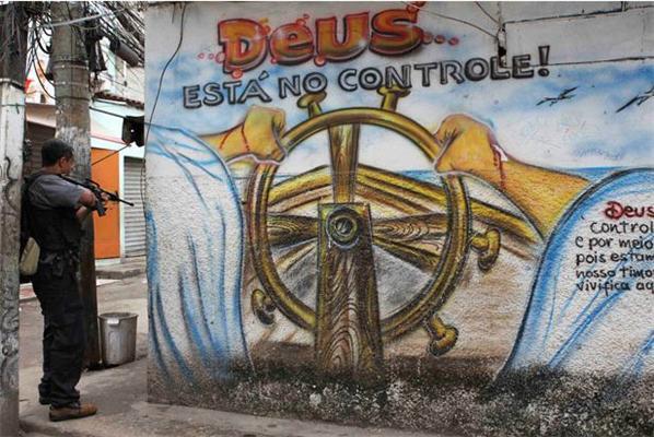 Столкновение полиции и банды наркоторговцев в трущобах Рио