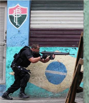 Столкновение полиции и банды наркоторговцев в трущобах Рио