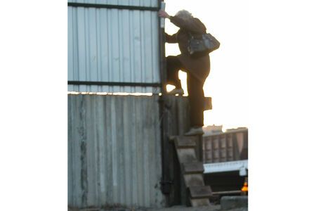 Скользкий путь платформы Петровка. ФОТО