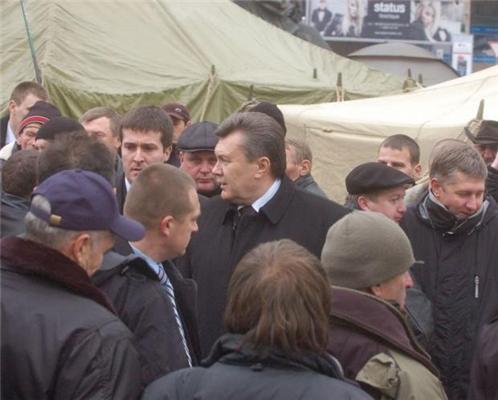 После Януковича и Азарова Майдан помыли с мылом