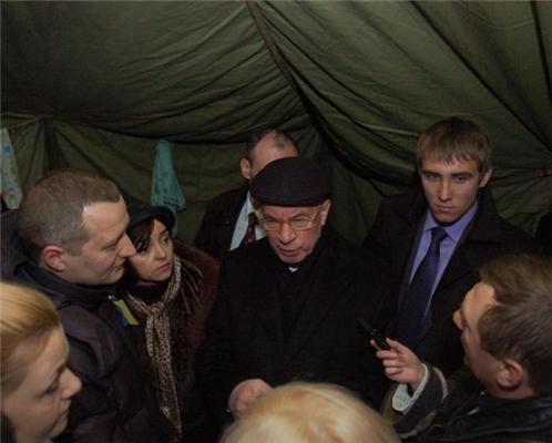 После Януковича и Азарова Майдан помыли с мылом