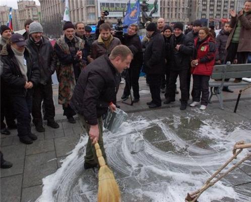 После Януковича и Азарова Майдан помыли с мылом