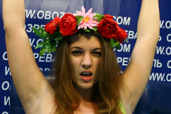 FEMEN показали груди на "Обозе"