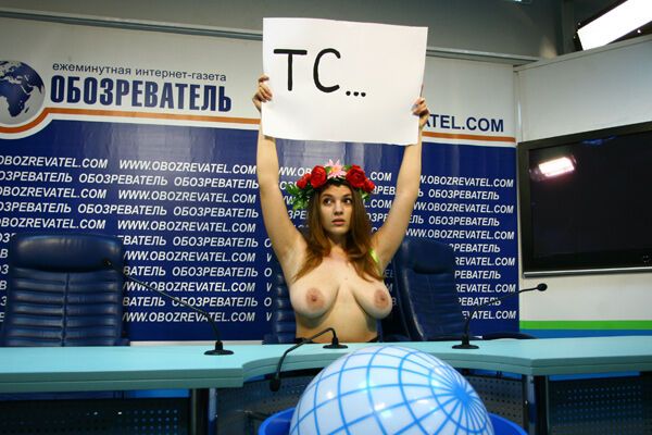 FEMEN показали груди на "Обозе"