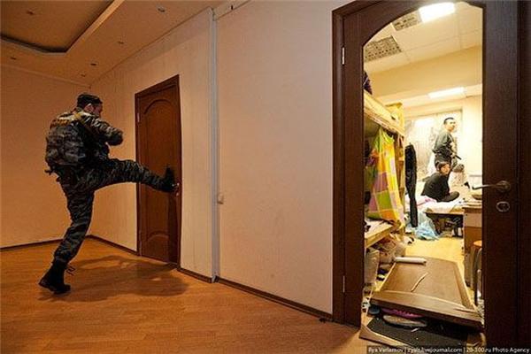 Полиция! Откройте дверь!