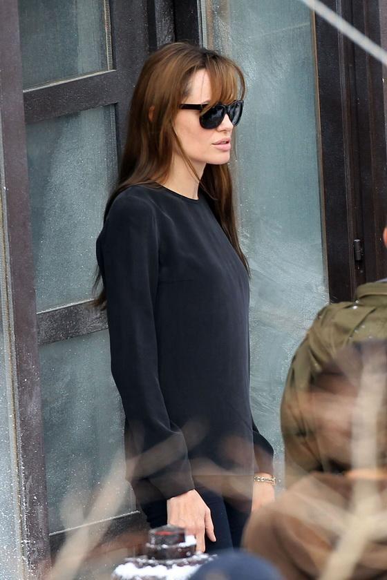 Анджелина Джоли в ультраобтягивающих джинсах