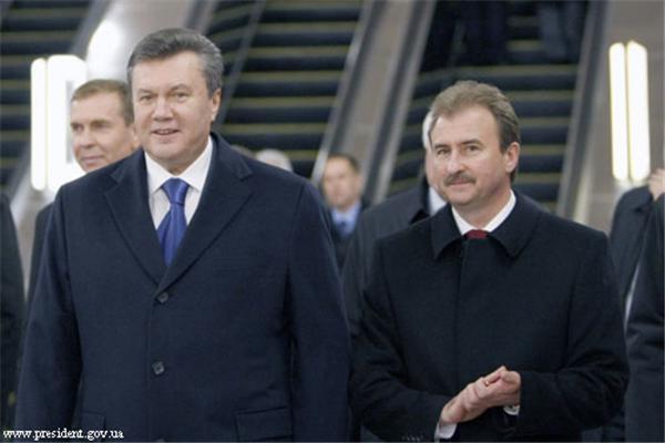 Янукович спустился в метро по работе. ФОТО