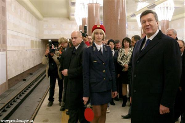 Янукович спустился в метро по работе. ФОТО