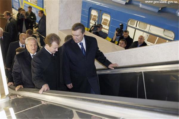 Янукович спустился в метро по работе. ФОТО