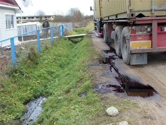 Сегодня праздник на селе. Завезли бесплатное вино
