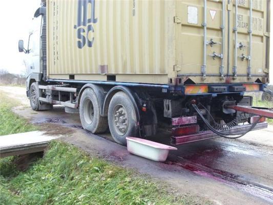 Сегодня праздник на селе. Завезли бесплатное вино