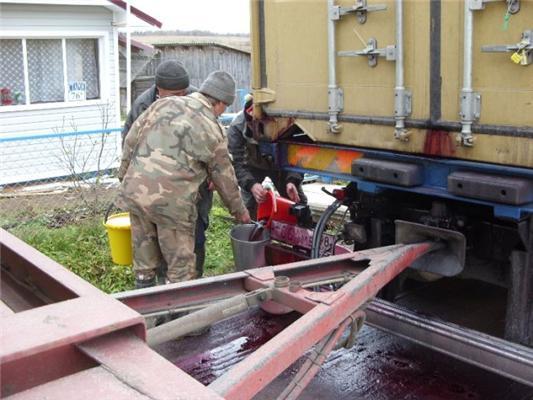 Сегодня праздник на селе. Завезли бесплатное вино