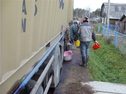 Сегодня праздник на селе. Завезли бесплатное вино