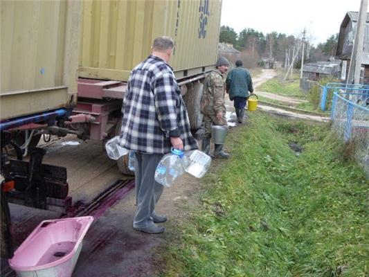 Сегодня праздник на селе. Завезли бесплатное вино