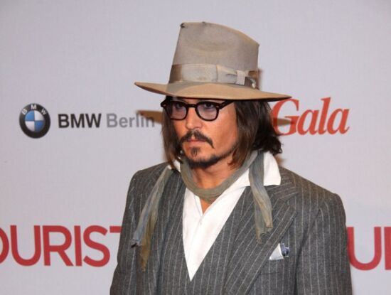 Декольте Анджелины Джоли в черном бархатном платье