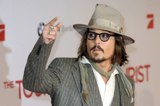 Декольте Анджелины Джоли в черном бархатном платье