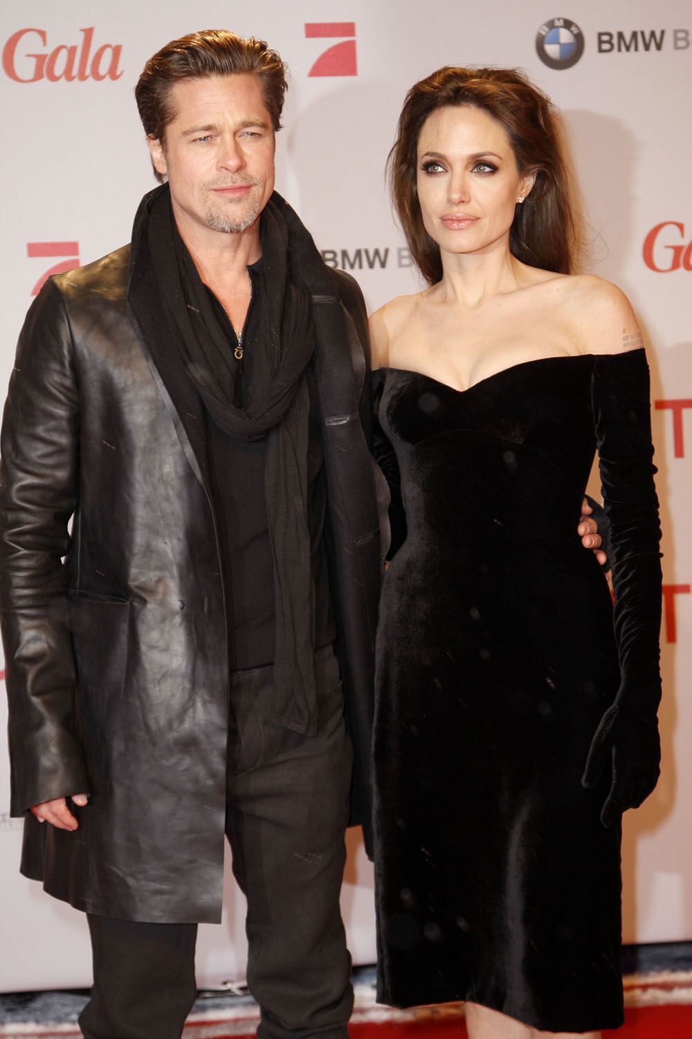 Декольте Анджелины Джоли в черном бархатном платье