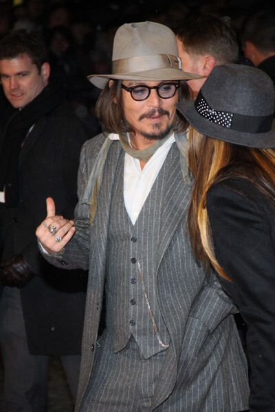 Декольте Анджелины Джоли в черном бархатном платье