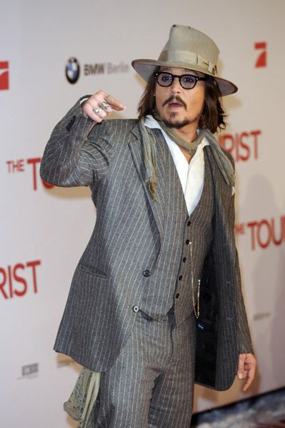 Декольте Анджелины Джоли в черном бархатном платье