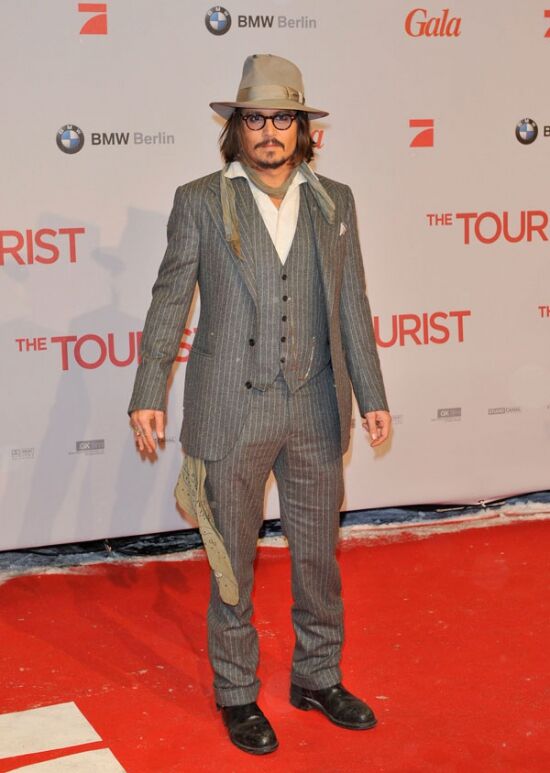 Декольте Анджелины Джоли в черном бархатном платье