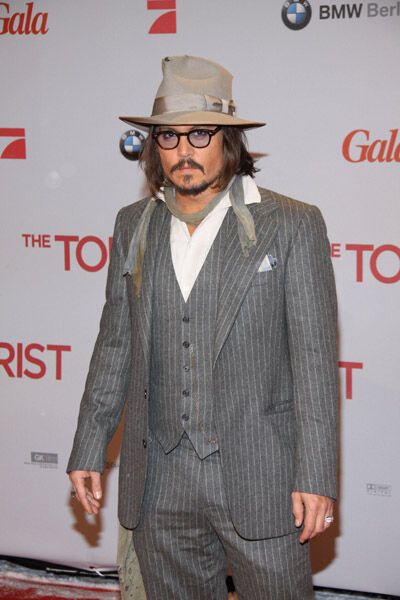 Декольте Анджелины Джоли в черном бархатном платье