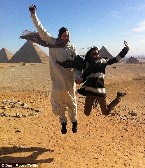 Деми Мур с мужем прыгала возле египетских пирамид