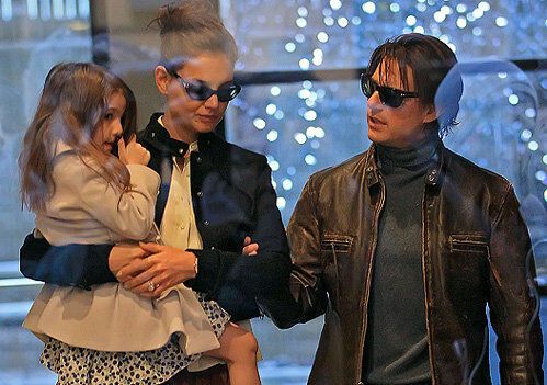 Том Круз пичкает дочку сладким