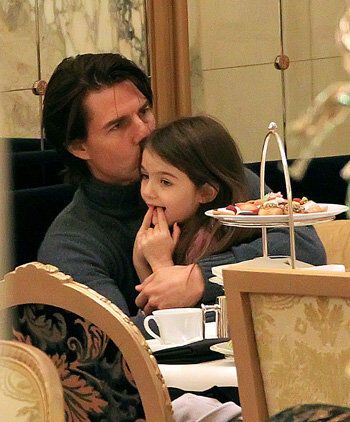 Том Круз пичкает дочку сладким