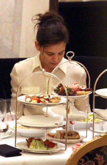 Том Круз пичкает дочку сладким