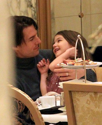 Том Круз пичкает дочку сладким