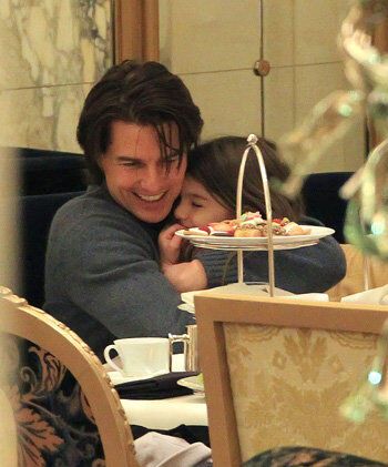 Том Круз пичкает дочку сладким