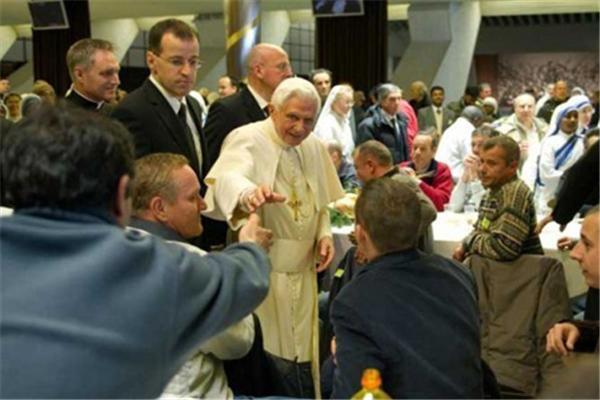 Папа Римский пообедал с бомжами. ФОТО