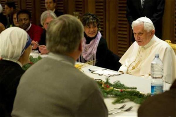 Папа Римский пообедал с бомжами. ФОТО