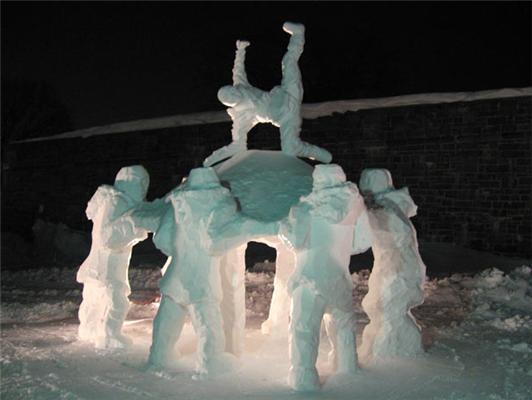 Дивовижні снігові фігури 