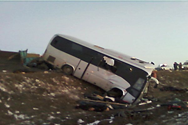 Лобове зіткнення автобуса і КамАЗа: 35 жертв