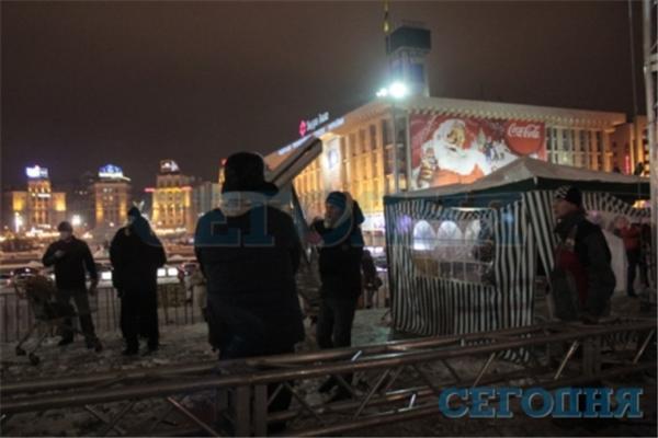 Як ліквідували наметове містечко на Майдані. ФОТО