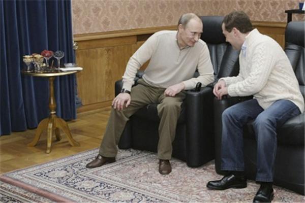 Медведев и Путин сыграли в бильярд и посмотрели кино. ФОТО