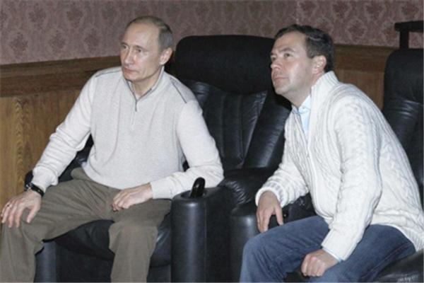 Медведєв і Путін зіграли в більярд і подивилися кіно. ФОТО
