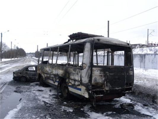 В ДТП сгорел автобус и две машины, 5 человек погибло (ФОТО)