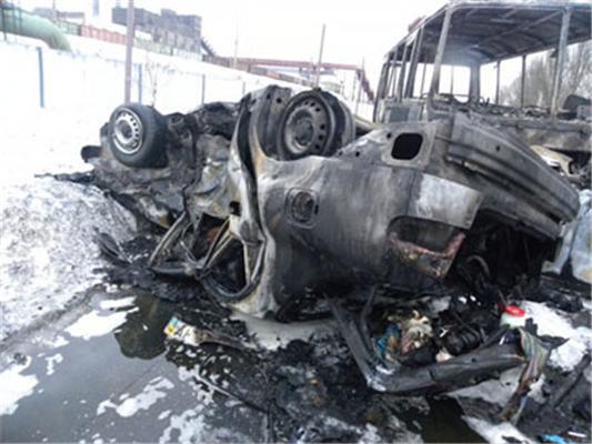 В ДТП сгорел автобус и две машины, 5 человек погибло (ФОТО)